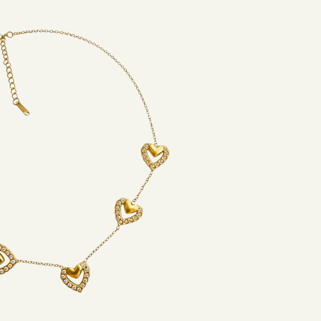 COLLIER AMORA